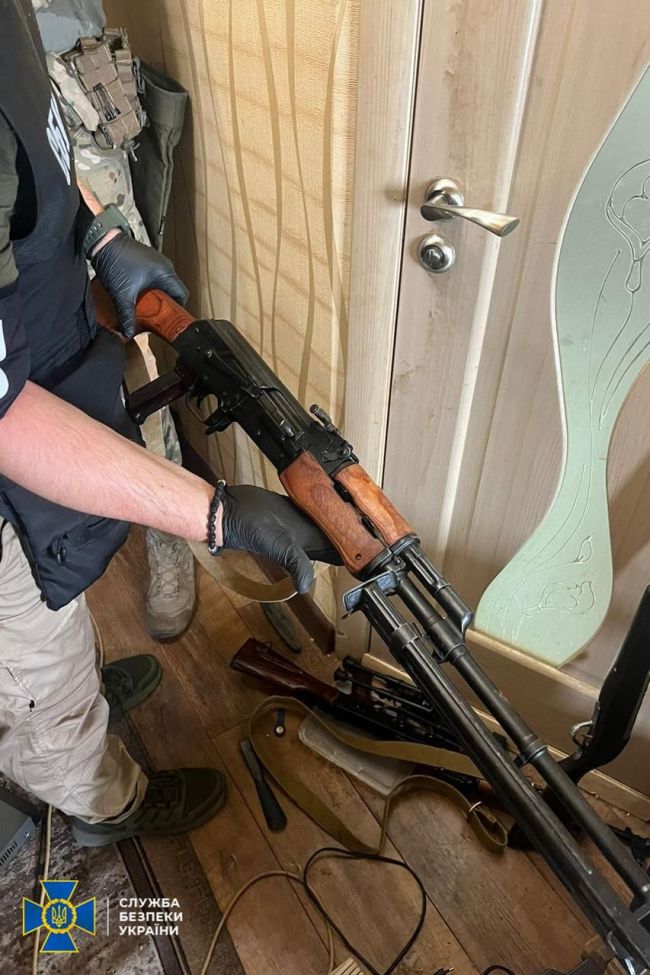 СБУ затримала ділків, які продавали криміналітету трофейні кулемети та вибухівку