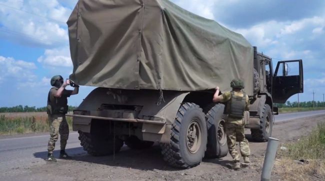 российские оккупанты стали активно применять для маскировки тентовые 122-мм РСЗО БМ-21 Град