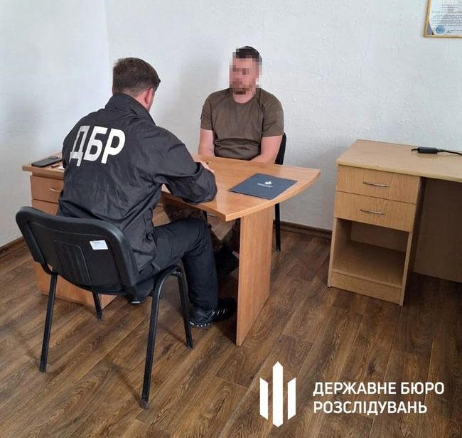 На Буковині ДБР повідомило про підозру правоохоронцю, який допомагав чоловікам нелегально покинути Україну