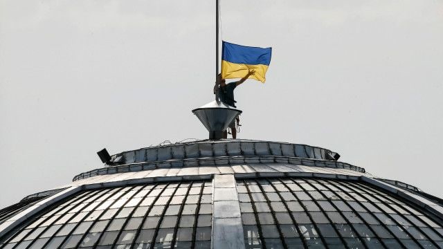 4 вересня 1991 року над Верховною Радою України було піднято синьо-жовтий прапор