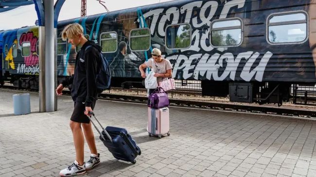 Чому виїжджають 17-річні хлопці і чи загрожує Україні втрачене покоління