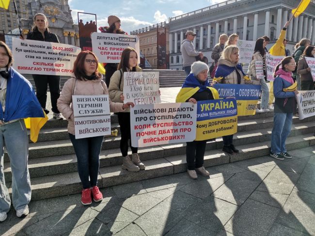 Рідні військових вийшли сьогодні на Майдан із мирною акцією, спрямованою на встановлення чітких термінів служби на законодавчому рівні