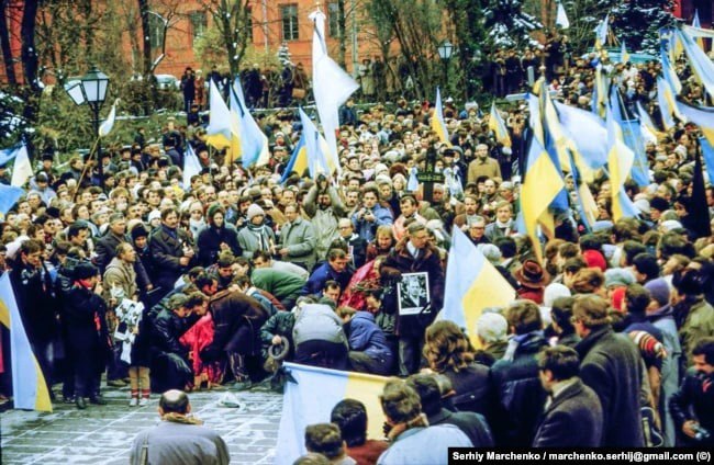 19 листопада 1989 року відбулося перепоховання українських письменників і політв’язнів совєцького комуністичного режиму – Василя Стуса, Юрія Литвина та Олекси Тихого