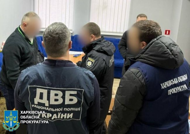 У сервісному центрі МВС на Донеччині викрили адміністратора, який разом зі спільником з Ізюма організували злочинну схему