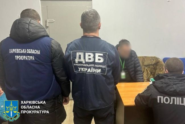 У сервісному центрі МВС на Донеччині викрили адміністратора, який разом зі спільником з Ізюма організували злочинну схему