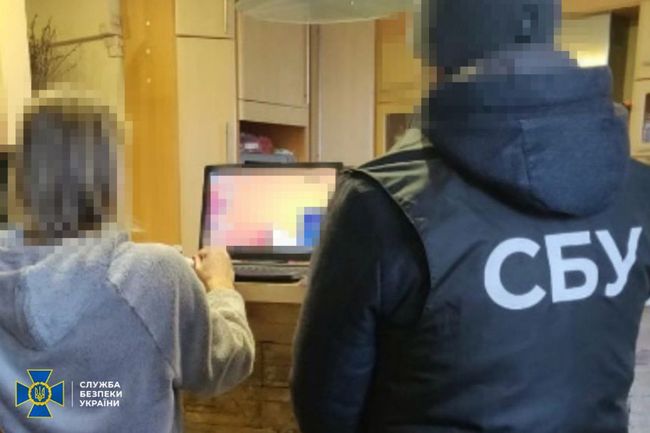 СБУ затримала окупаційну експосадовицю, яка допомогла рф депортувати 6-х українських дітей