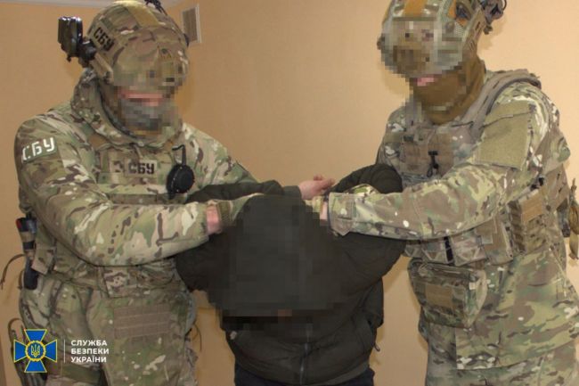 СБУ та Нацполіція затримали агентурну групу рф, яка на замовлення російських спецслужб підірвала кур’єра з вибухівкою біля ТЦК у Кам’янці-Подільському