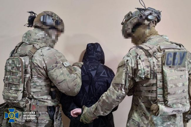 СБУ та Нацполіція затримали агентурну групу рф, яка на замовлення російських спецслужб підірвала кур’єра з вибухівкою біля ТЦК у Кам’янці-Подільському