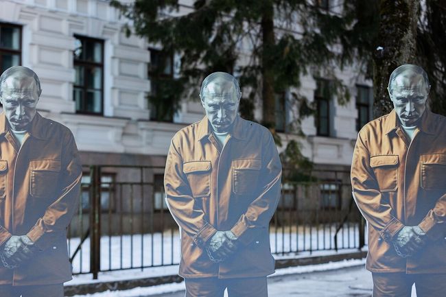 Возле бывшей тюрьмы КГБ в Вильнюсе выставлены фигуры путина в тюремной робе