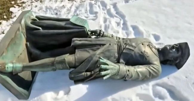 У Полтаві демонтували памятник Петру І