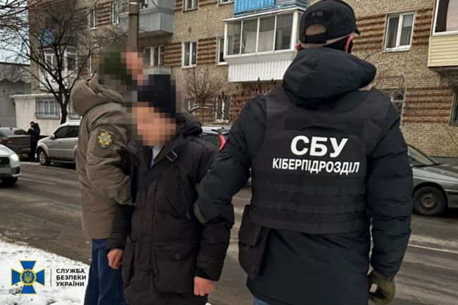 СБУ затримала агентурну групу фсб, яка на замовлення рф коригувала ракетні удари по трьох регіонах України