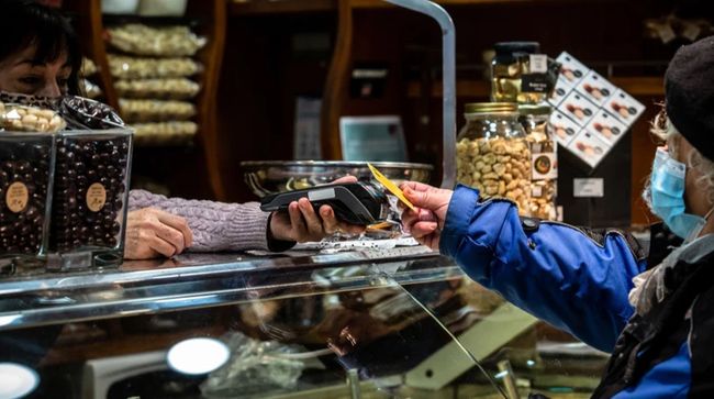 Українці торік здійснили понад 8,6 млрд операцій з використанням платіжних карток: яка це сума