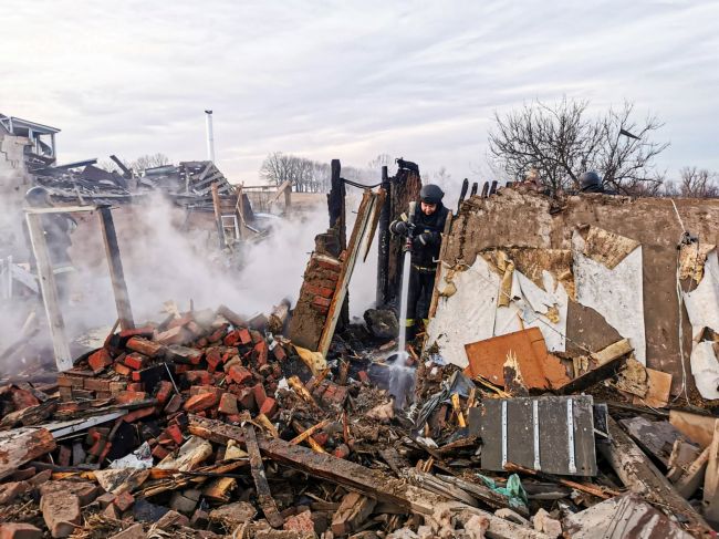 Харківщина: ворог завдав масованого удару керованими авіабомбами по прифронтовому селищу, є загиблий та постраждалі (ФОТО)