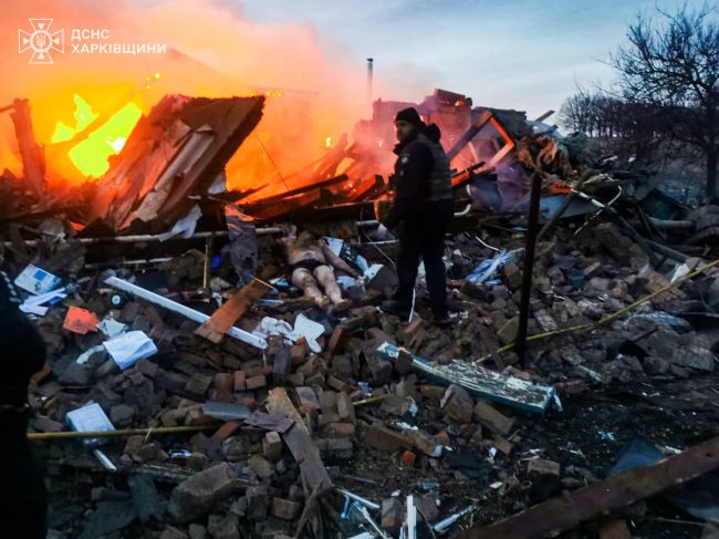 Харківщина: ворог завдав масованого удару керованими авіабомбами по прифронтовому селищу, є загиблий та постраждалі (ФОТО)