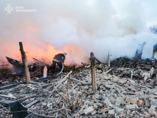 Харківщина: ворог завдав масованого удару керованими авіабомбами по прифронтовому селищу, є загиблий та постраждалі (ФОТО)