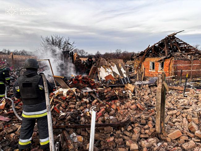 Харківщина: ворог завдав масованого удару керованими авіабомбами по прифронтовому селищу, є загиблий та постраждалі (ФОТО)