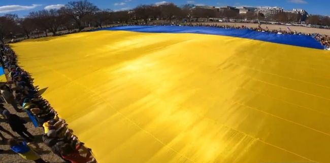Не кидай Україну!: біля Білого дому у Вашингтоні активісти розгорнули найбільший у світі прапор України