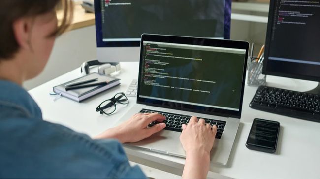 Зарплати нетехнічних спеціалістів в IT: найвища медіана у юристів – вона сягає $2415