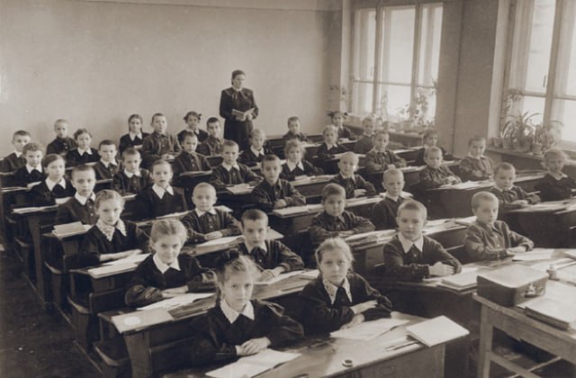 13 березня 1938 року у всіх школах срср як обовязковий предмет для навчання була введена російська мова.