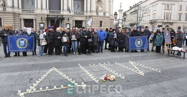 У Львові вшанували память загиблих під час удару по Маріупольському драмтеатру і нагадали про полонених захисників