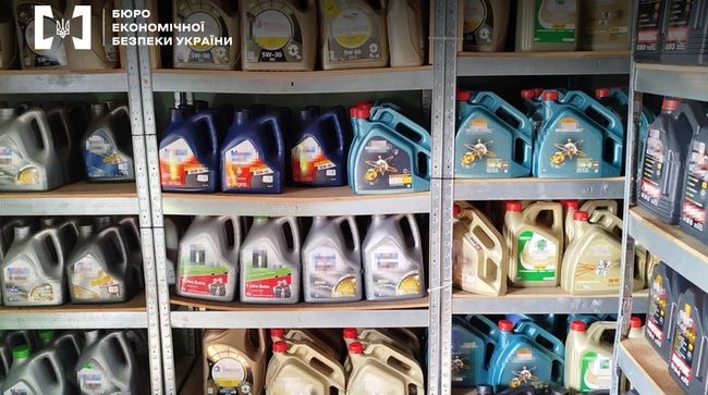 БЕБ ліквідувало виробництво підробок моторних олив відомих світових брендів: що відомо