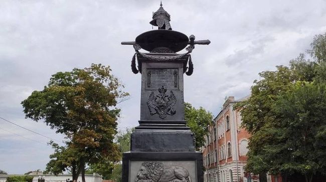 У Полтаві розпочався демонтаж пам’ятника відпочинку російського царя Петра І