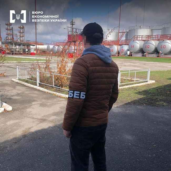 Детективи БЕБ викрили службових осіб підприємства у незаконному виготовленні пально-мастильних матеріалів