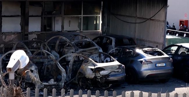 Серія підпалів Tesla в Італії: власники в паніці змінюють логотипи на авто