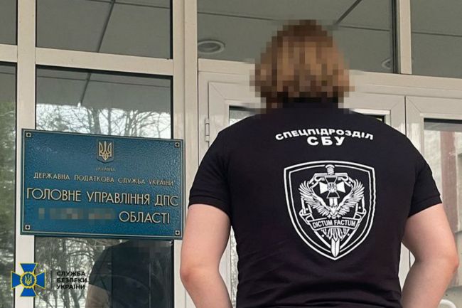 СБУ і ДБР затримали на хабарі одного з керівників податкової служби Сумської області