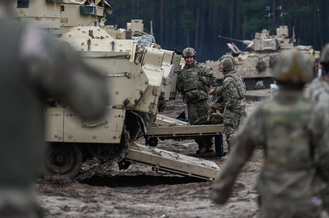Сполучені Штати перекидають військову техніку та особовий склад з логістичного хабу Ясьонка у Польщі