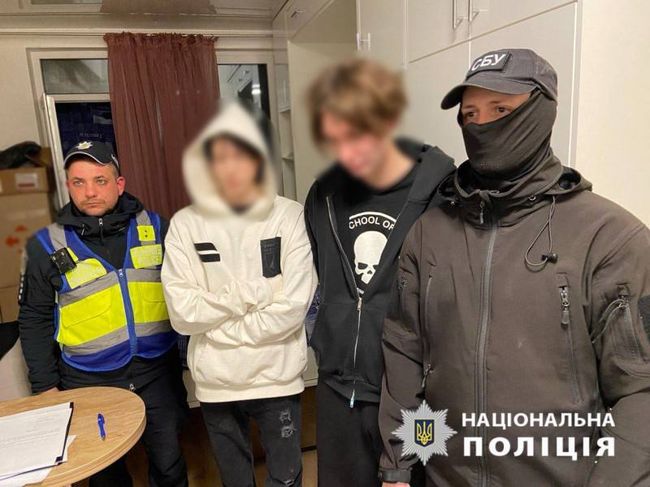 У Києві знайшли хлопців, які слухали російську музику, попри зауваження перехожих та нагадування про трагедію в Сумах