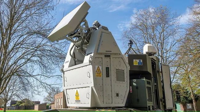 Британія протестувала зброю, що «спалює» рої дронів