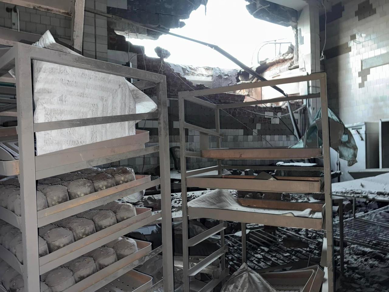 Росіяни атакували хлібзавод у Сумах. Постраждав цех, де виробляли паски Росіяни атакували хлібзавод у Сумах. Постраждав цех, де виробляли паски