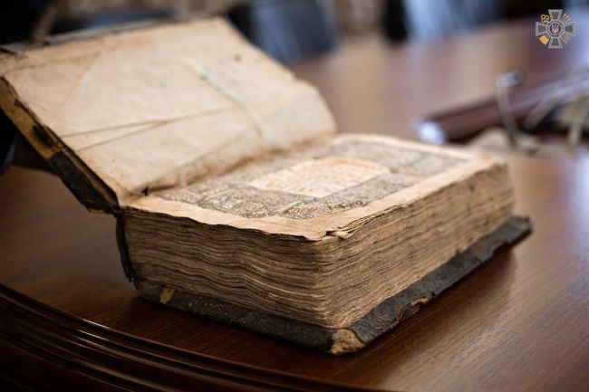 Служба зовнішньої розвідки України повернула рідкісний стародрук XVIII ст. — богослужбову книгу «Октоїх» («осьмигласник»)