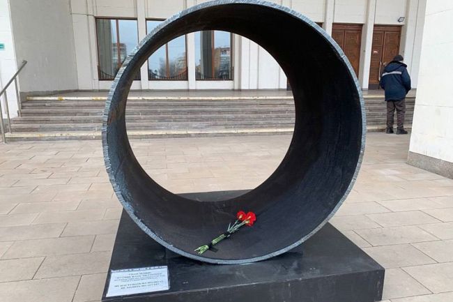 Пишут, что в россии начали ставить на площадях и в музеях кусок трубы, как символ СВО