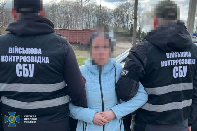 СБУ затримала зрадницю, яка встановлювала «відеопастки», щоб коригувати удари рф по ешелонах ЗСУ на Чернігівщині