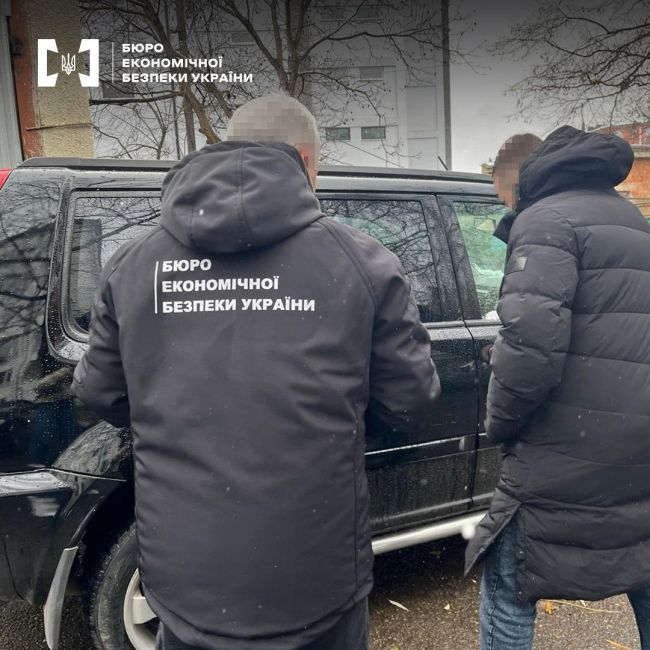 Детективи ТУ БЕБ у Чернівецькій області завершили досудове розслідування у справі щодо незаконного ввезення автомобілів під виглядом гумдопомоги
