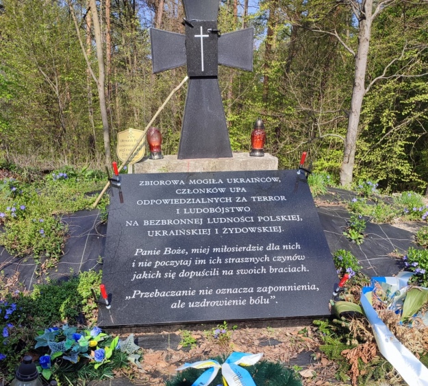 У Польщі невідомі встановили провокативну таблицю на могилі воїнів УПА