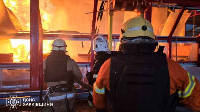 Харків. Унаслідок масованого удару ракетами та БпЛА сталися руйнування й масштабні пожежі