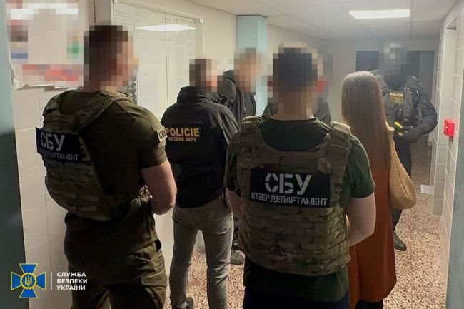 СБУ спільно з Нацполіцією та правоохоронцями Чехії викрила хакерів, які обкрадали банківські рахунки та криптогаманці громадян ЄС та США