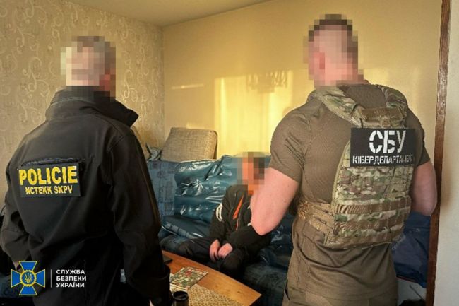 СБУ спільно з Нацполіцією та правоохоронцями Чехії викрила хакерів, які обкрадали банківські рахунки та криптогаманці громадян ЄС та США