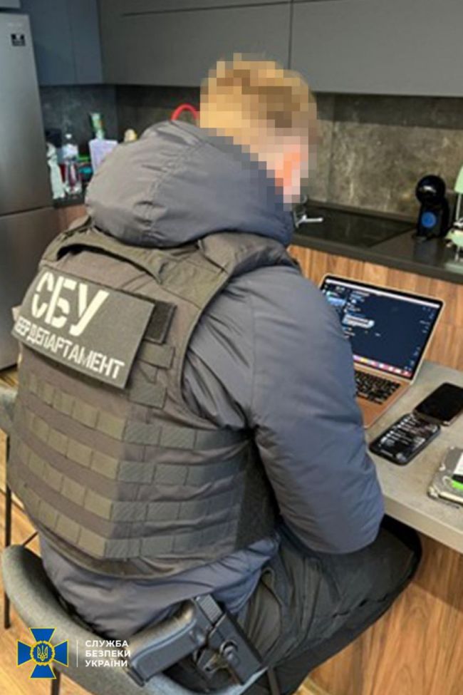 СБУ спільно з Нацполіцією та правоохоронцями Чехії викрила хакерів, які обкрадали банківські рахунки та криптогаманці громадян ЄС та США