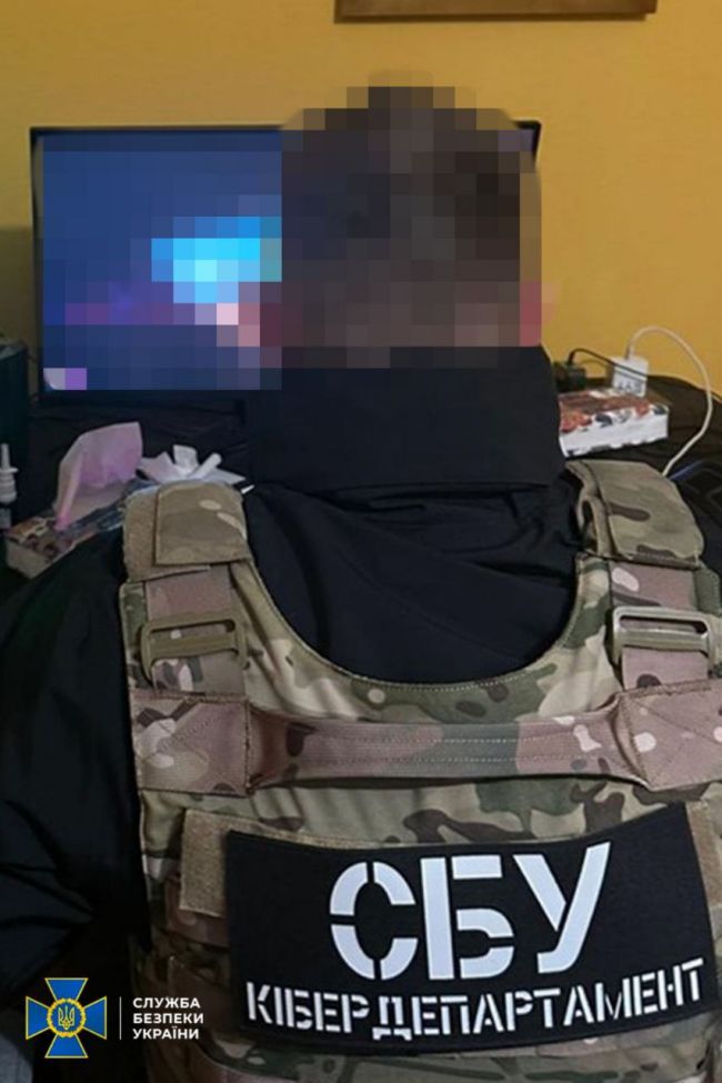 СБУ спільно з Нацполіцією та правоохоронцями Чехії викрила хакерів, які обкрадали банківські рахунки та криптогаманці громадян ЄС та США