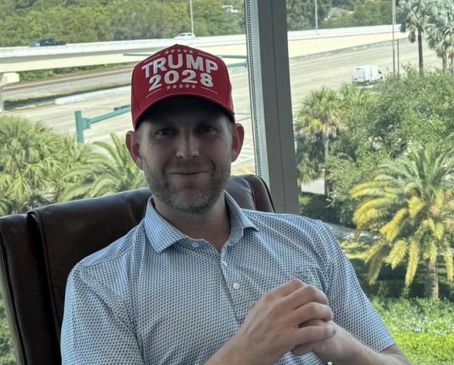 Трамп продає мерч на вибори 2028 року. Але Конституція США забороняє бути президентом втретє.