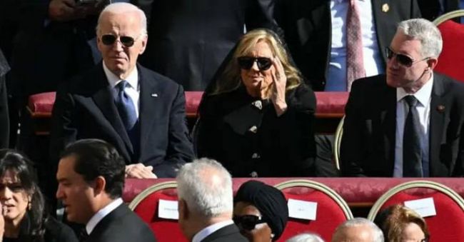 Зеленського звинуватили у порушенні дрес-коду на похороні Папи Римського, — The Daily Mail