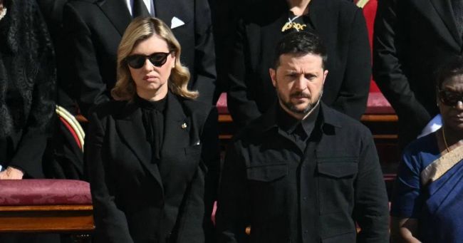 Зеленського звинуватили у порушенні дрес-коду на похороні Папи Римського, — The Daily Mail