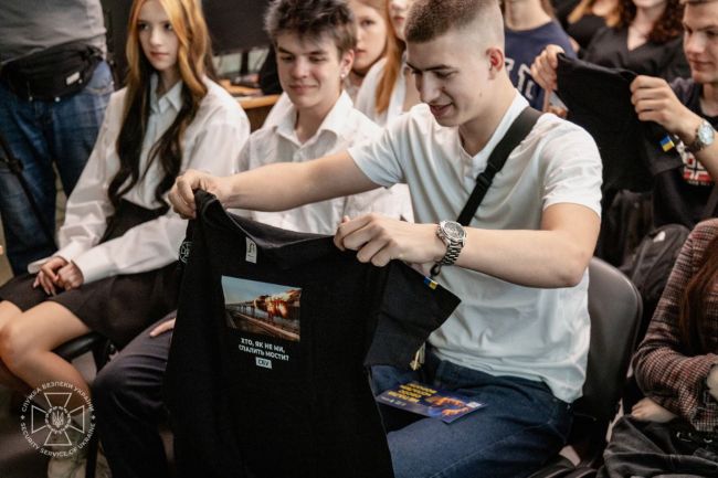 СБУ та Нацпол продовжують кампанію «Спали» ФСБшника» зустрічами зі школярами і студентами для протидії їх вербуванню спецслужбами рф СБУ та Нацпол продовжують кампанію «Спали» ФСБшника» зустрічами зі школярами і студентами для протидії їх вербуванню спецслужбами рф