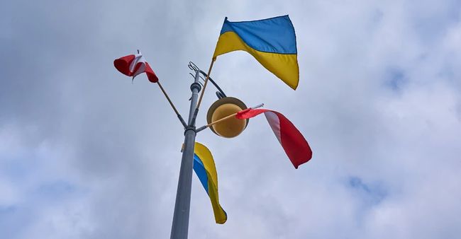 У Польщі помічник кандидата в президенти зірвав український прапор із ратуші. Посол Боднар назвав це провокацією