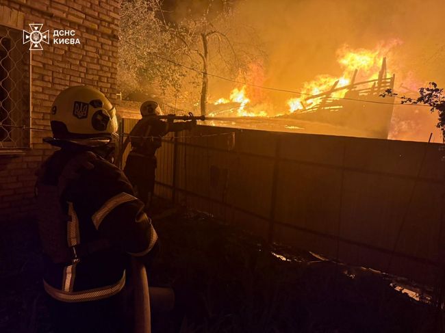 Вночі ворожі БпЛА атакували Київ: пожежі ліквідовані — ДСНС