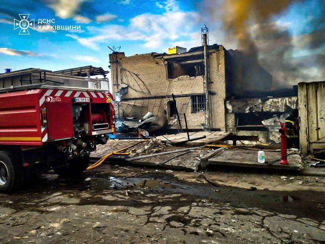 Вночі ворог атакував безпілотниками населені пункти Ізюмського району на Харківщині: є руйнації, виникли пожежі